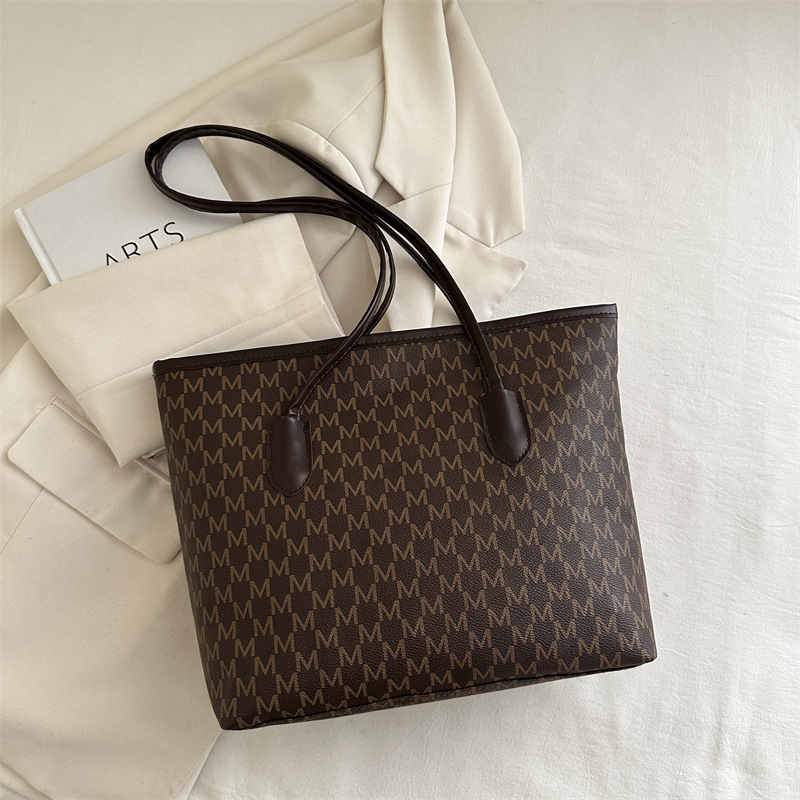 Bolso de mano de gran capacidad de mujer 2025 primavera y verano nuevo nicho de diseño universal en la bolsa de hombro de viaje