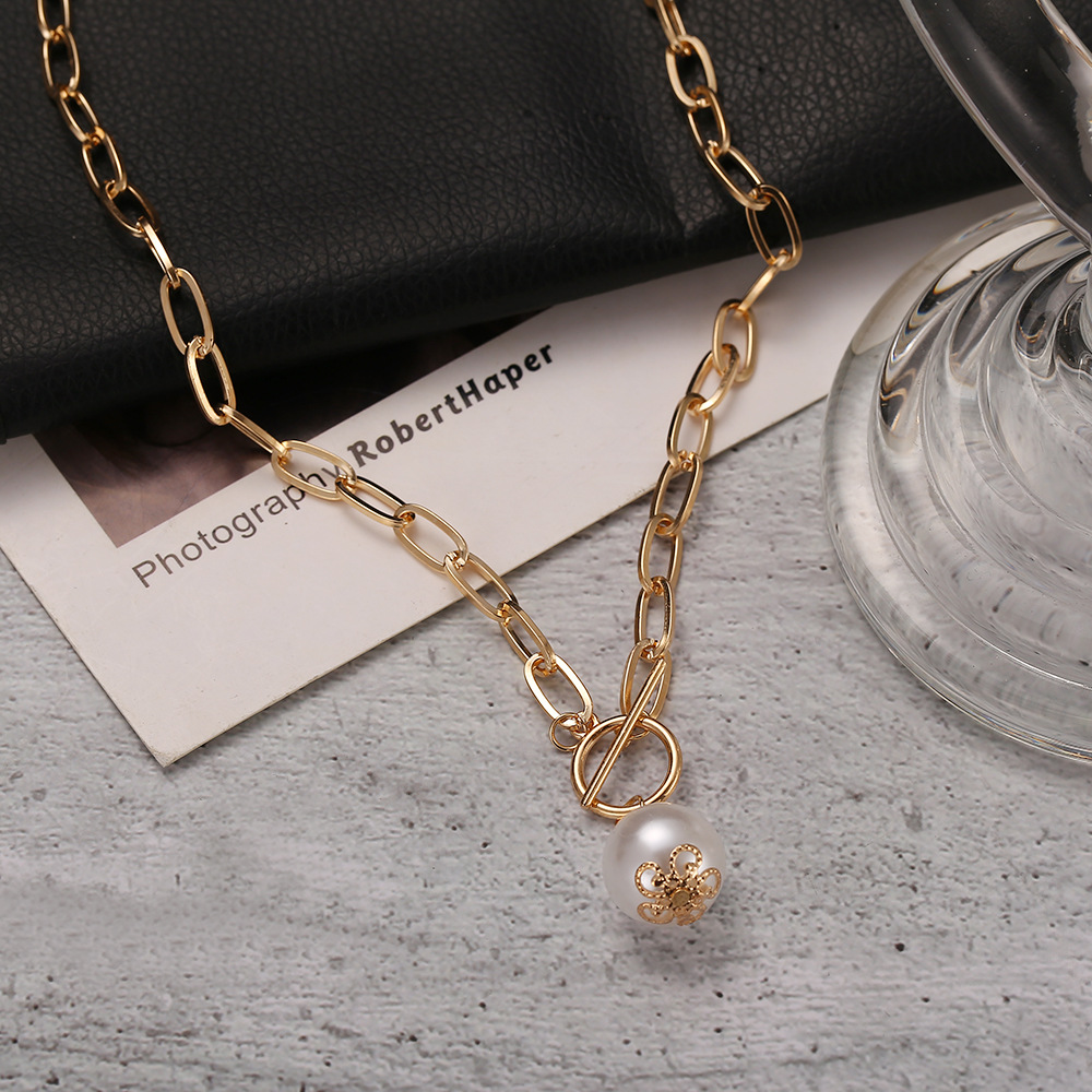 retro metal buckle imitation pearl pendant necklace