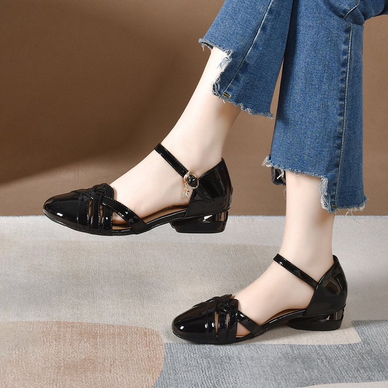 Dép sandal nữ da bóng khoét lỗ mũi tròn gót dày phối váy — Màu đen