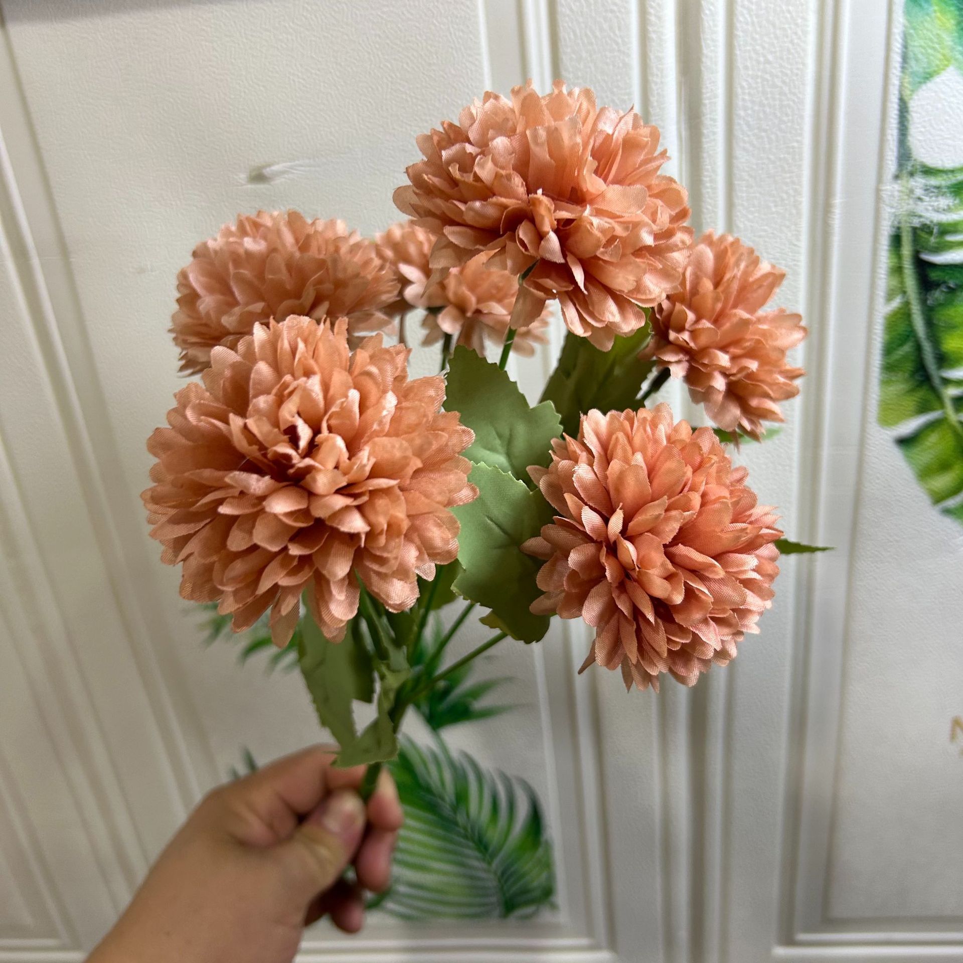 연한 갈색