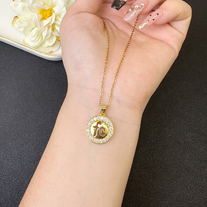 Nuevo estilo antiguo arena y oro estilo europeo y americano con incrustaciones de diamantes, collar de letras redondas, conjunto de pendientes, lujo ligero, joyería de alta gama de nicho