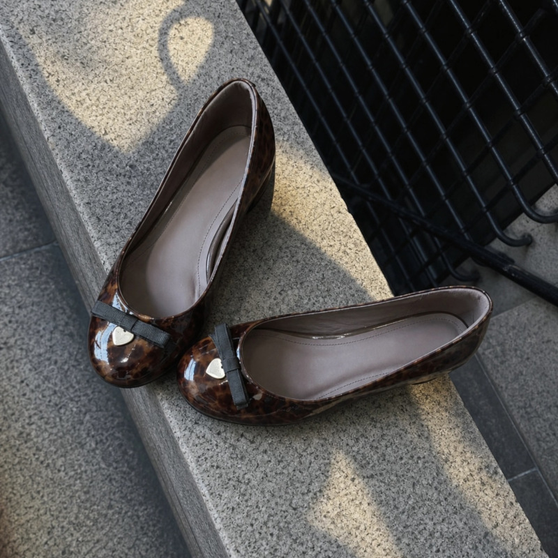 Autumn new collection: leopard-print ballet flats with bow and heart-shaped buckle, women's 2026 new style, elegant and suitable for work, shallow-toe flats