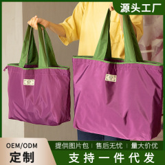 ロゴを入れてレジ袋を畳むことができます。