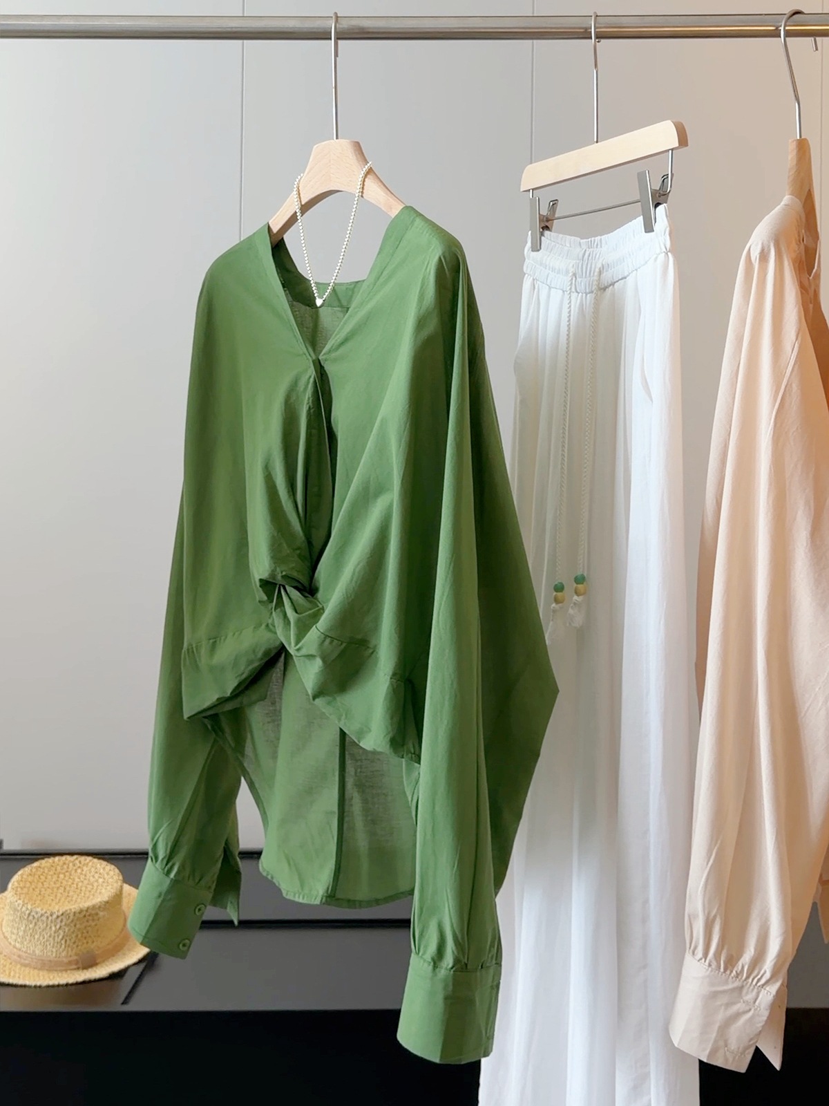 Elegant V-neck twisted long-sleeve shirt for women, new summer design, niche, loose, casual, unique and exquisite top