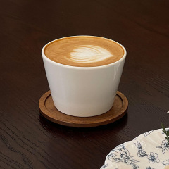 日本式のシンプルな風の純色の手は杯の喫茶店の熱いラテの花の杯の陶磁器のブタの口の主人の杯のコーヒーのコップを握ります。