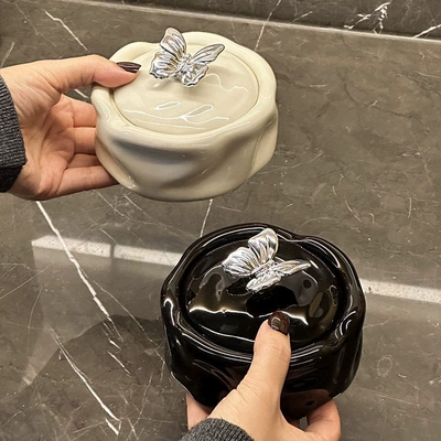 Car ashtray – high aesthetic value, creative office ashtray