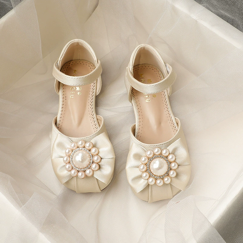 Баотоу для девочек сандалии 2025 лето новая иностранная детская кожаная обувь принцессы обувь для девочек мягкая подошва полые одиночные туфли