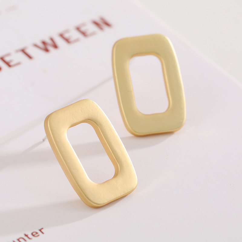 Pendientes geométricos metálicos europeos y americanos para mujer nuevo estilo frío pendientes de alta gama Pendientes de temperamento simple al por mayor en stock