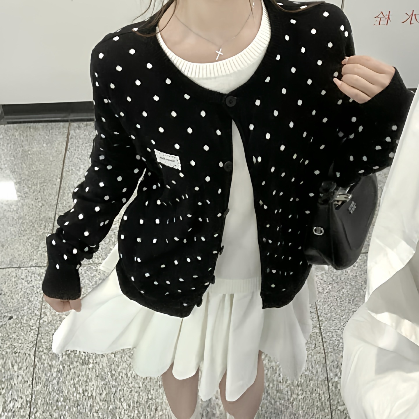 早秋黑色波点圆领假两件针织开衫女秋2025新款小个子初秋毛衣外套