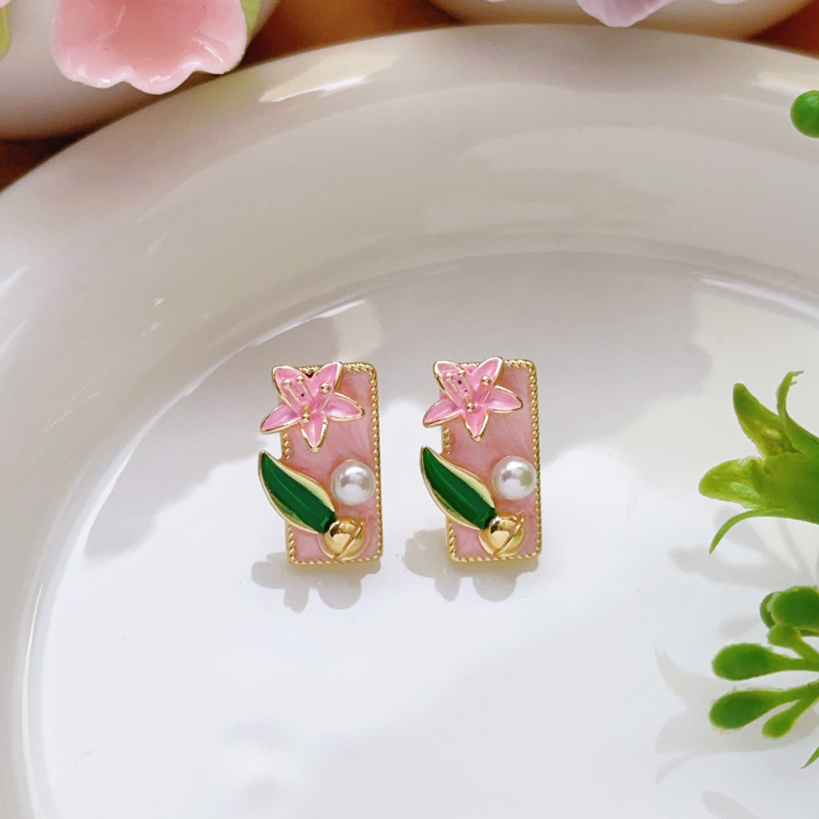 Pendientes de perlas Zhuji, temperamento blanco francés, pendientes antiguos, desplazamientos diarios, lujo ligero, joyería de orejas de alta gama al por mayor