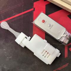 音声制御で操作できる子羊の尻尾専用モーターは歩き続け、動き続けます。
