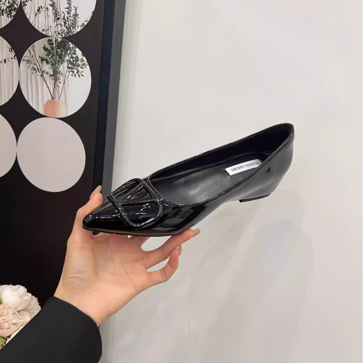 2026 primavera invisible interior de altura de cuero esmaltado temperamento punzón cuadrado botón pequeño zapato de cuero francés desnudo zapatos de estilo de moda