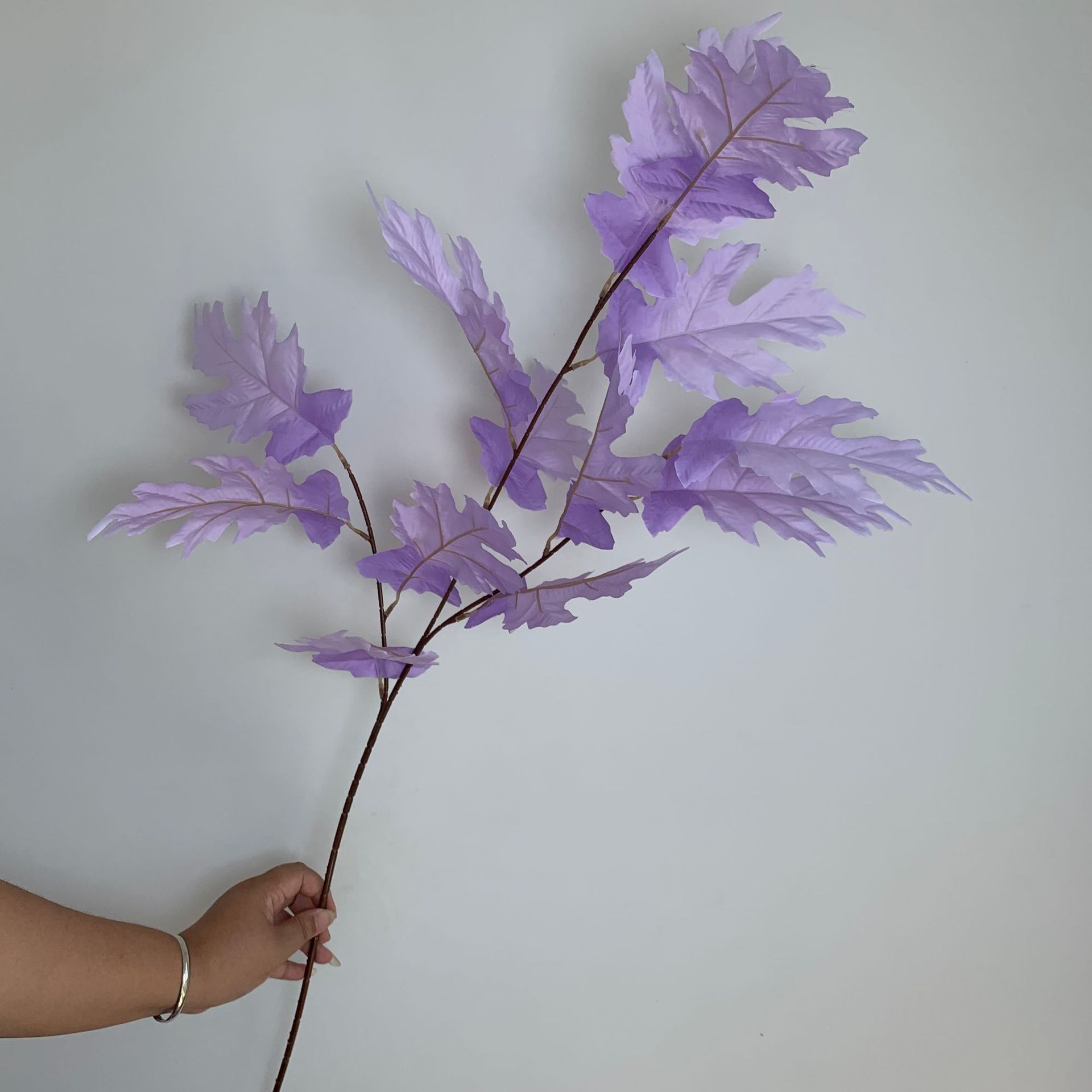 Artificial gran hoja de roble Pavo Real Pino boda salón de bodas camino plomo fila decoración arreglo floral flor falsa decoración suave ingeniería al por mayor