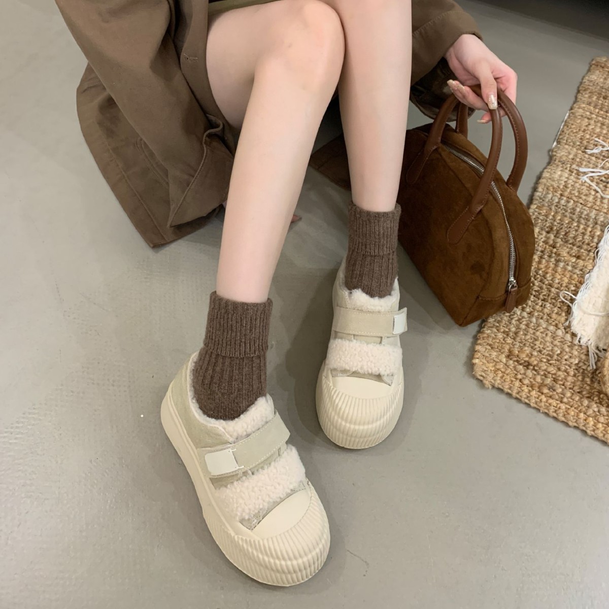 Chaussures ShoeGlobe Grape Mom Automne Hiver Nouvelles Chaussures en cuir véritable à semelle épaisse et doublure en velours épais, chaudes et décontractées, couleur blanc biscuit, pour femmes_voghion.com