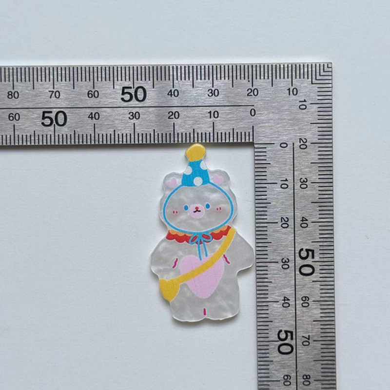 파란색 모자를 쓴 흰곰