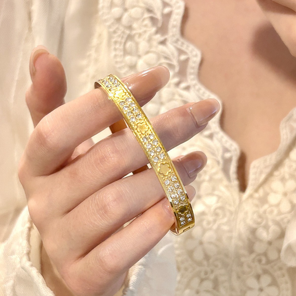 High End Floral Full Diamond Bracelet Style Versatile Niche Design All Titanium Steel Colorfast Couple Jewelry_voghion.com