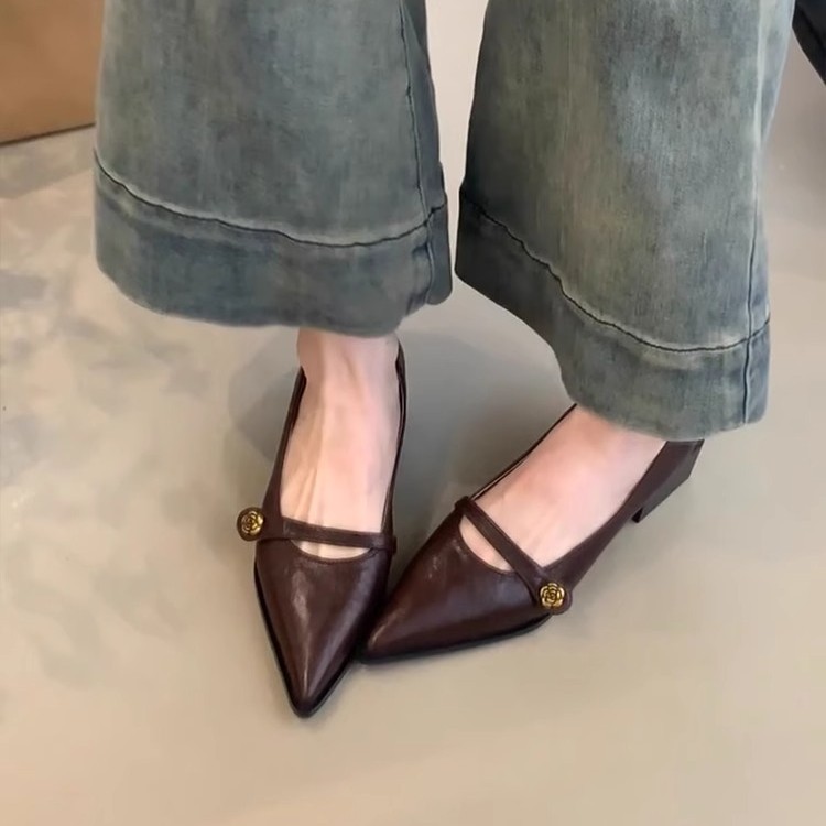 Versión de piel de oveja ~ Zapatos retro de tacón alto de boca baja para mujer Camellia hebilla de una palabra zapatos de tacón grueso zapatos de Mary Jane de temperamento puntiagudo