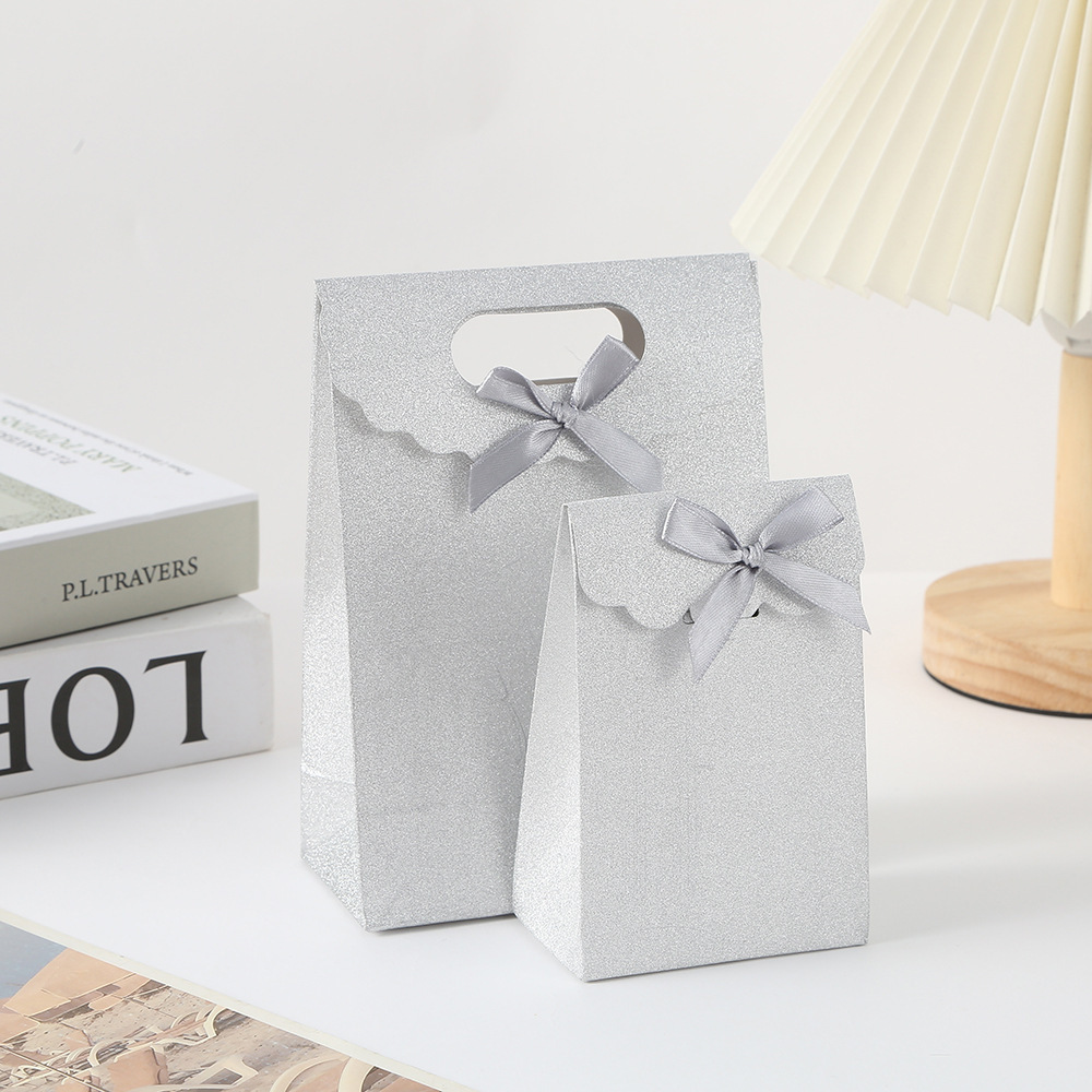 Bolsa de papel de cartón blanco con solapa de cebolla brillante Bolsa de embalaje de regalo de color caramelo Bolsa de embalaje de postre con lazo de sentido avanzado Bolsa de caramelo