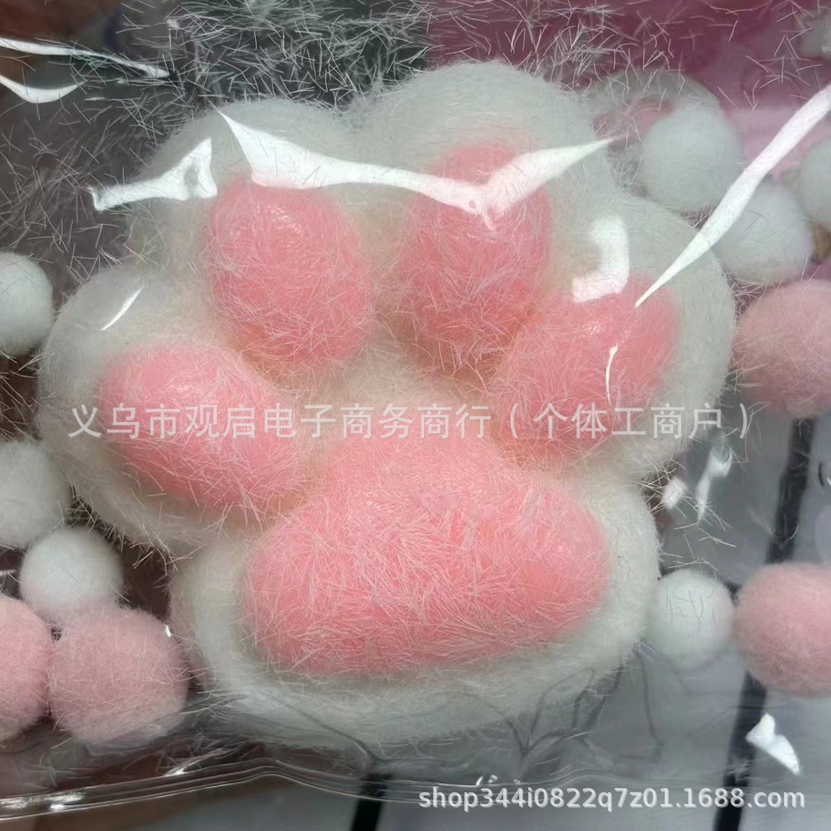 흰색 봉제 고양이 발