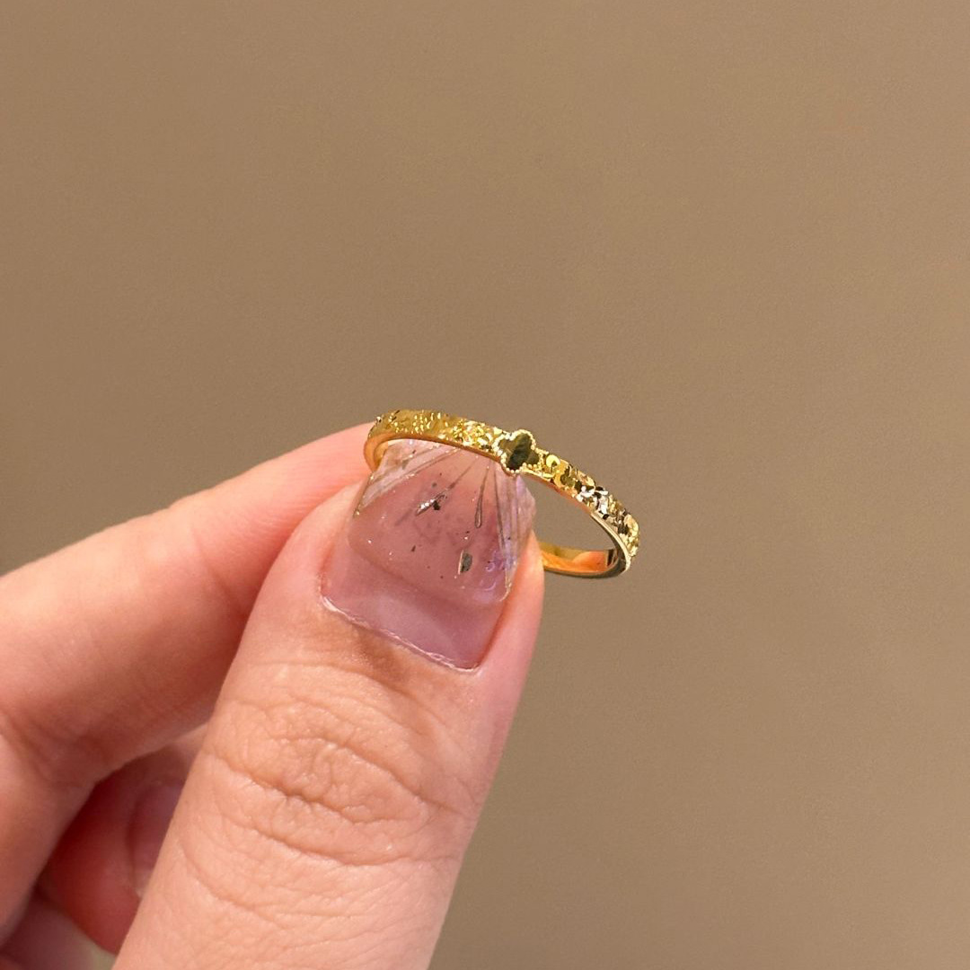 French-Style Light Luxury Gold Crushed Ice Clover Ring for Women, Niche Fashion Personality Versatile High-End Open Ring
