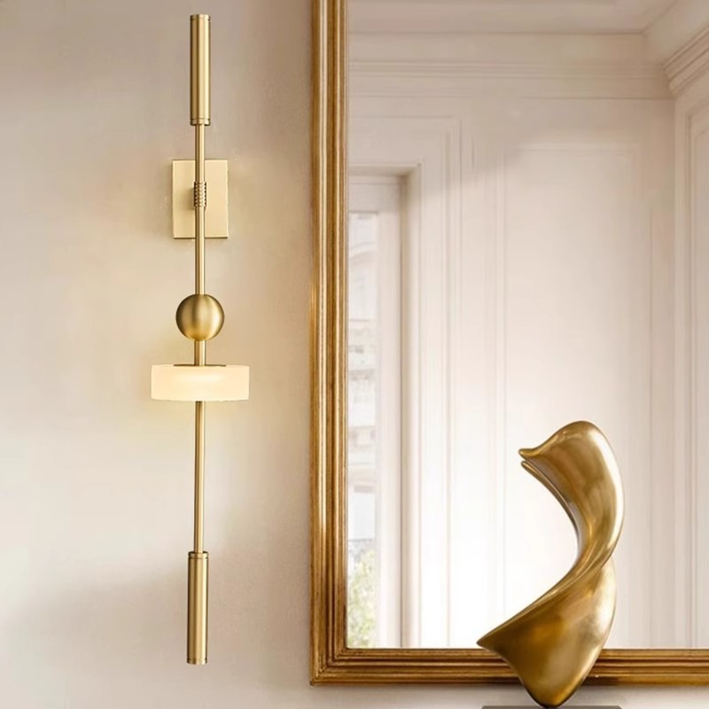 lámpara de pared roja de cobre larga lámpara de pared de sala de estar tipo cama completa lámpara de pared inteligente simple dormitorio lujoso fondo de red de fondo pared de fondo significa alto