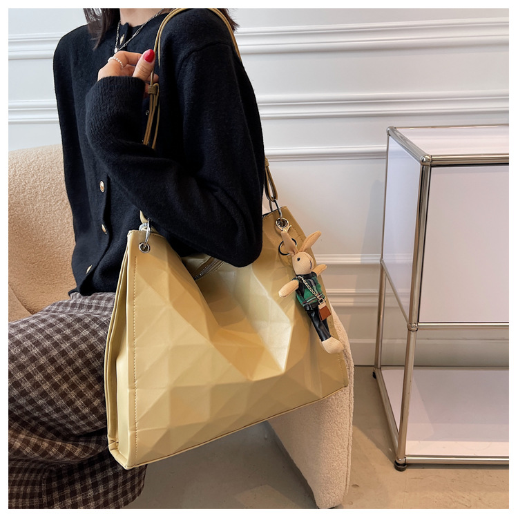 Retro Rhombic Geometric Solid Color Large-capacity Shoulder Bag Wholesale Nihaojewelry display picture 7