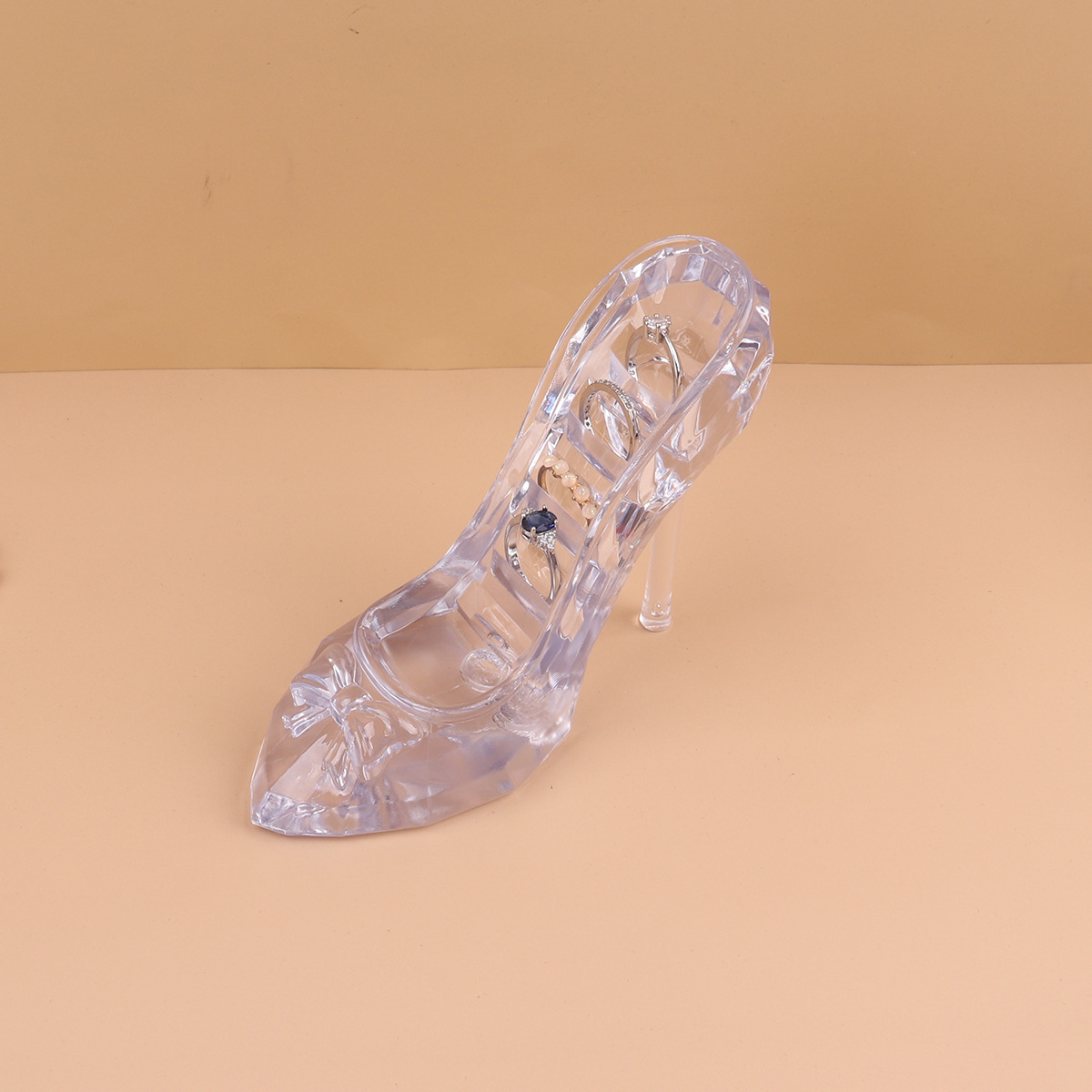 �羳����ˮ��Ь��Ʒ�ڼ�չʾ���ӽ�ָ����͸���߸�Ь���ɵ�������