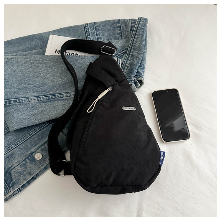 The new large-capacity, fashionable and versatile Korean casual chest bag for autumn and winter, as well as the simple travel canvas bag, are selling well among women undefined