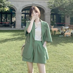 ファッションの小さいスーツのスーツの女性の薄いタイプの2025夏の新型の韓国版のカジュアルなスーツのコートのショートパンツの2つのセット