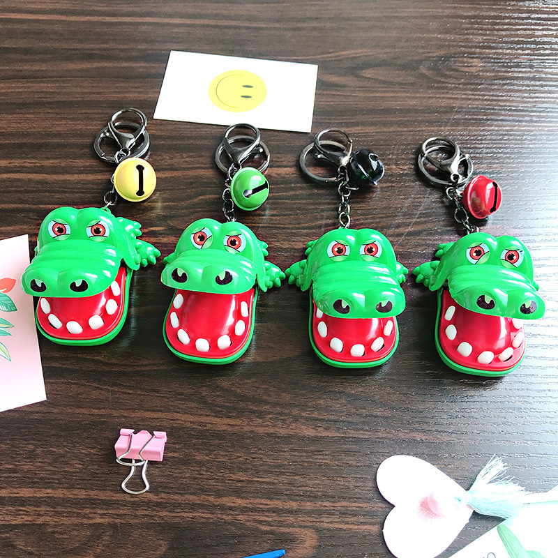 Personalized finger-biting crocodile keychain Mini small crocodile tooth-biting key pendant decompression small toy wholesale
