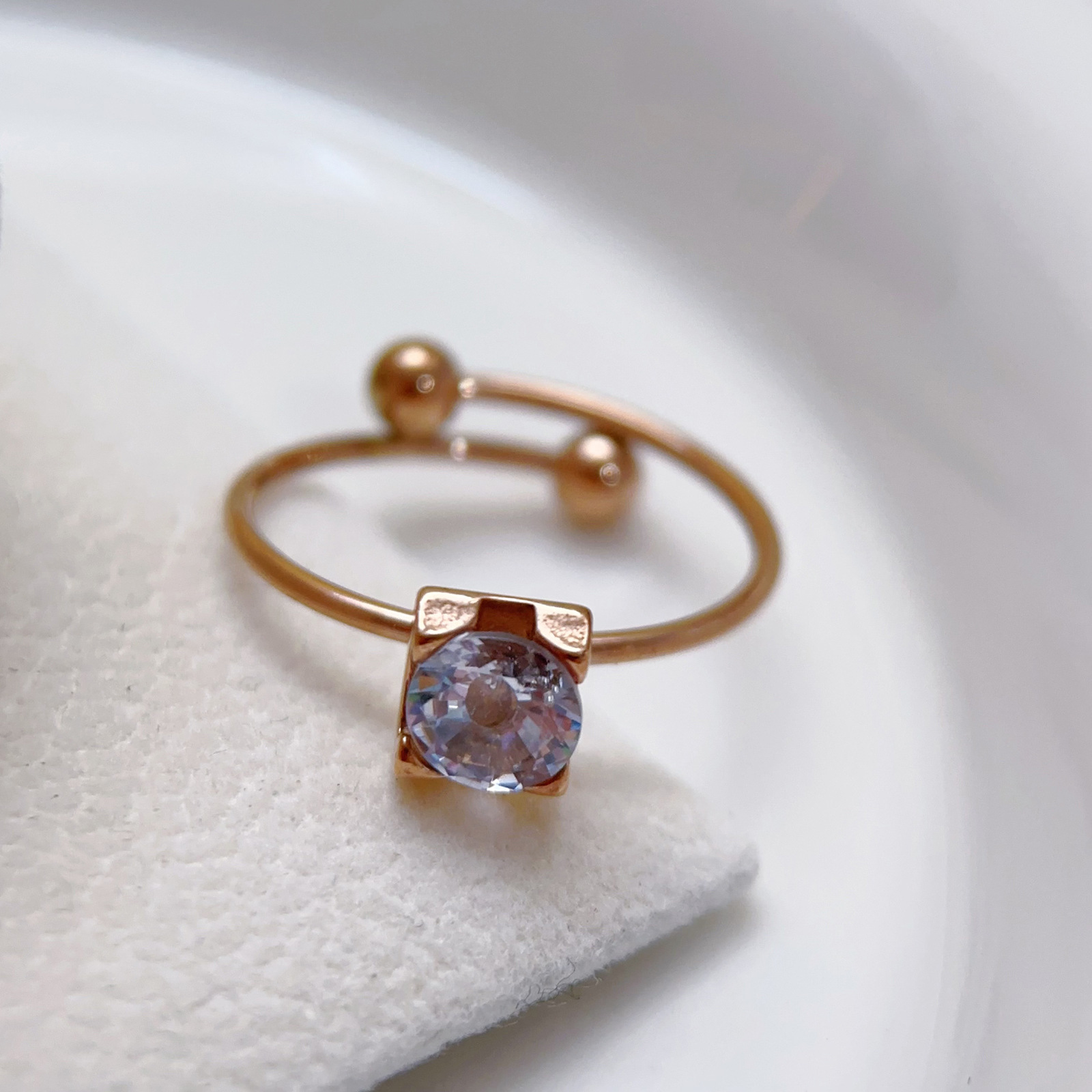 Anillo de circón redondo brillante de cuatro garras de oro rosa, lujo simple y ligero, anillo de oro de color de alta gama, incrustaciones de lujo ligero en vivo