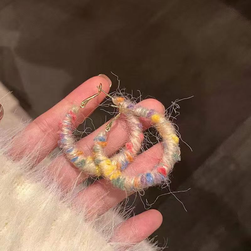 Arco iris lana otoño y invierno envuelto lindos aretes de peluche aretes de diseño 2024 nuevo color aretes temperamento image 8