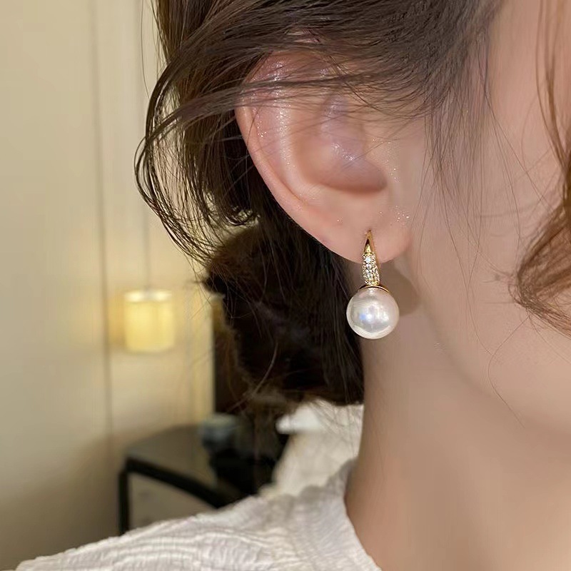elegant earrings from pearl