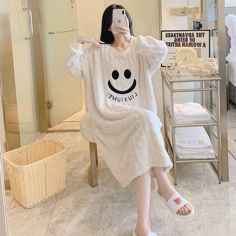 Otoño y invierno encantador cara sonriente vestido de pijama de peluche largo mujer calentamiento cuello redondo engordado suelto dulce ropa para el hogar estudiantil