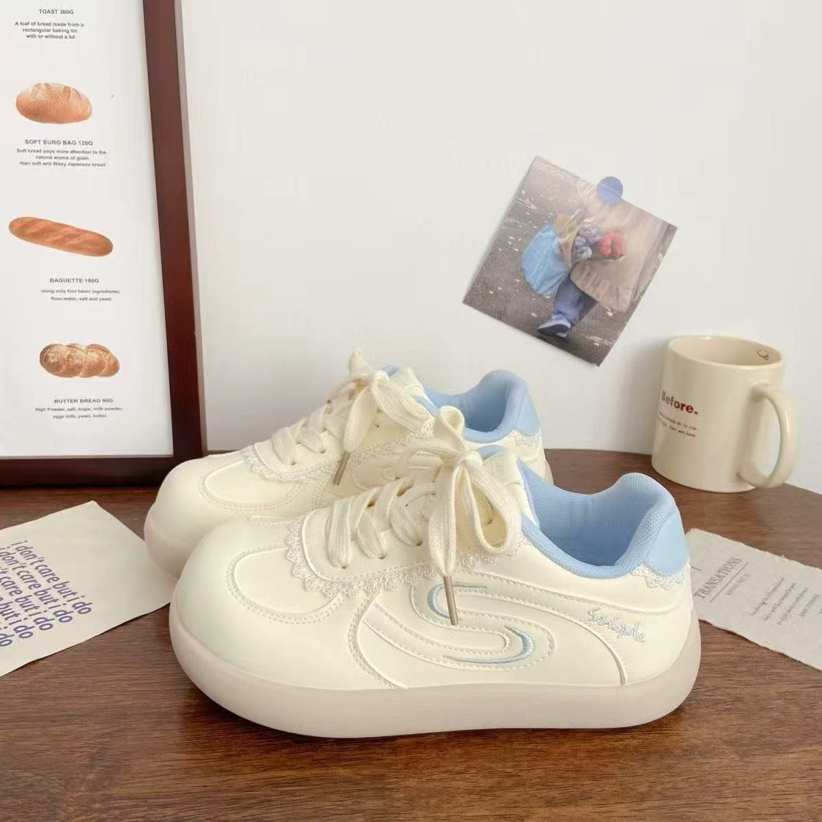 2026 primavera universitaria estilo de escuela de suela gruesa zapatos blancos pequeños zapatos de entrenamiento de mujeres dulces zapatos deportivos casuales de estudiantes