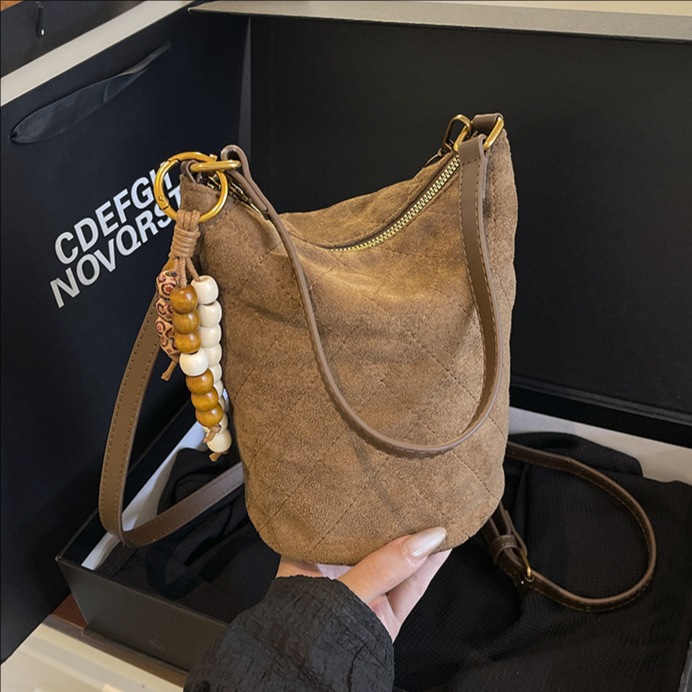 2025 otoño y invierno nuevo estilo diamante bordado bolso de cubo de agua de gran capacidad para mujeres bolso de brazo universal bolso de hombro bolso de viaje