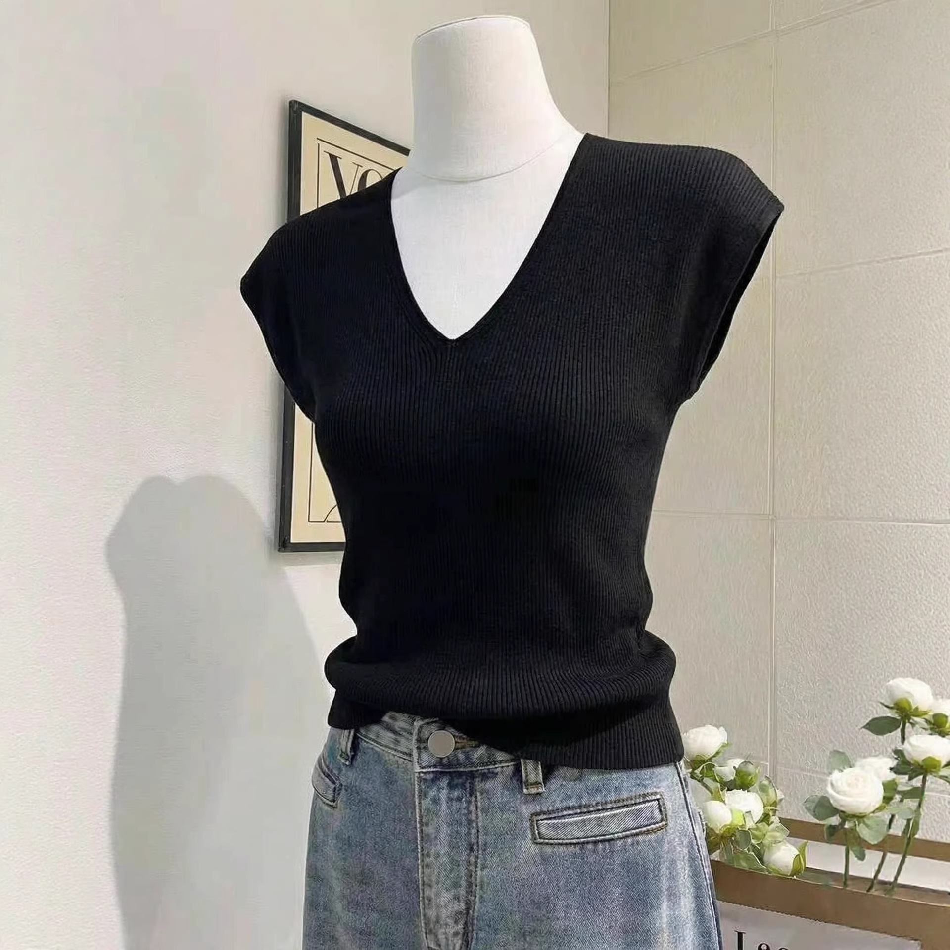 Andy Velvet Korean-Style V-Neck Sleeveless Knit Top for Women, Summer 2026 New Model, Unique and Stunning Slim-Fit Tank Top