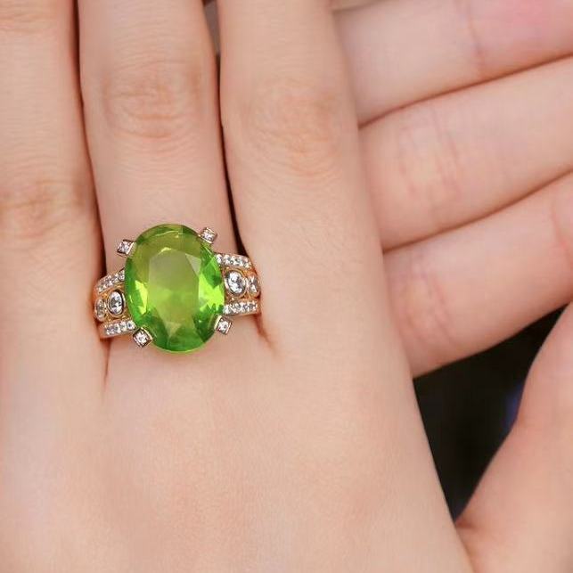 Xuping aleación de cobre chapado 18k estilo lujoso ligero color incrustado anillo de geometría elíptica de zircón único para mujeres