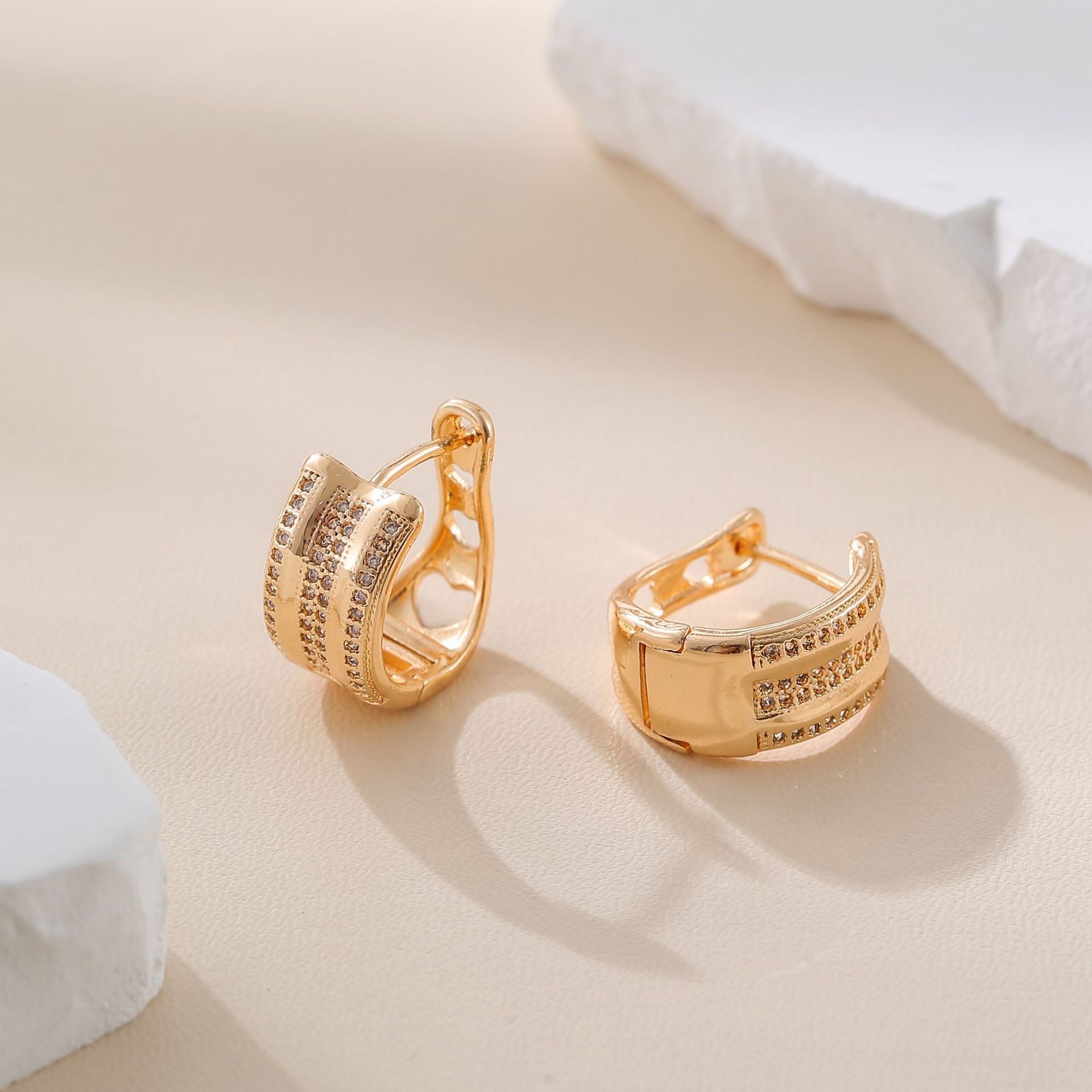 Aretes de moda de Amazon transfronterizos de diseño único, simple y lujoso, pernos retro de alta calidad, micro incrustados con zirconio