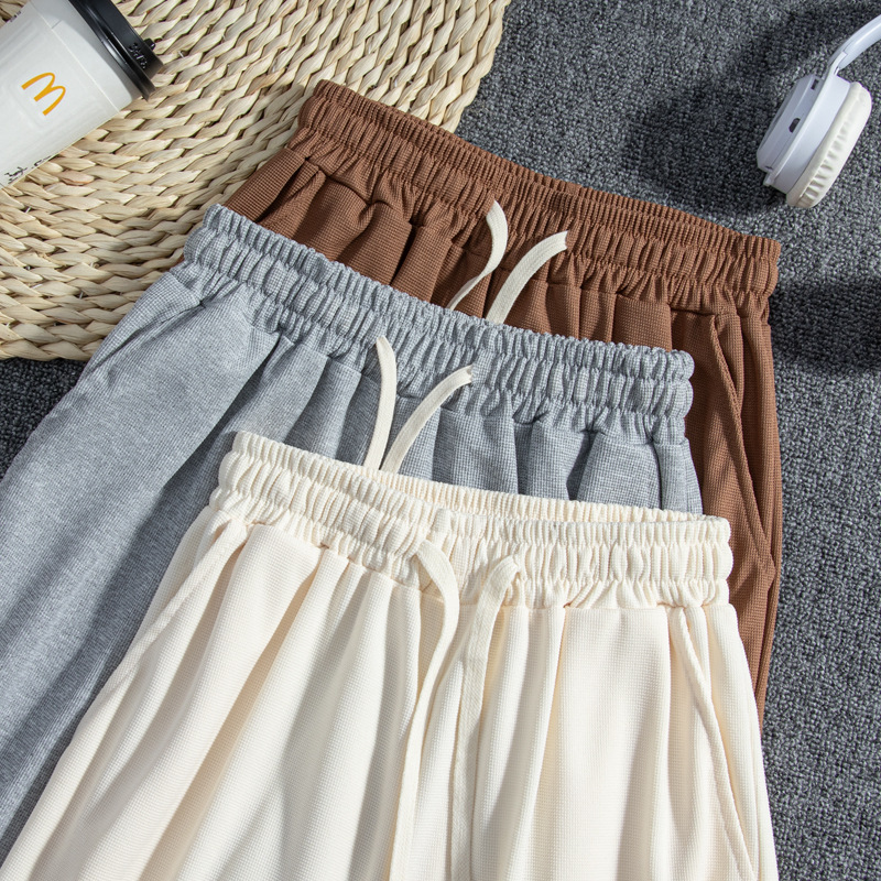 Primavera, verano y otoño nuevos pantalones de gofres de cinco puntos para hombres y mujeres con el mismo estilo pantalones casuales rectos pantalones simples de color sólido