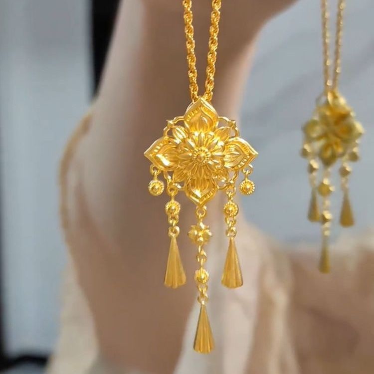 Golden retro sophisticated fashionable universal earrings