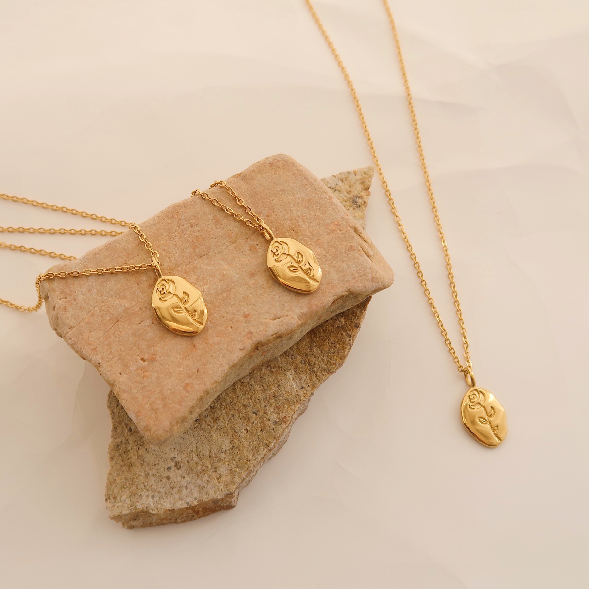 10g Weight Pendant Necklace Classification Elegant Vintage Style Flower Titanium Steel Plating Pendant Necklace