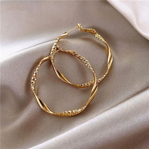 Orecchini grandi irregolari con fiori intrecciati e cerchi geometrici, accessori per le orecchie alla moda_voghion.com