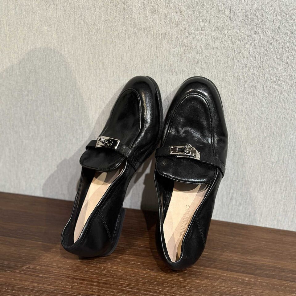 Giày lười nữ da bò khóa kim loại phong cách Anh, mũi tròn, gót thấp 1–3 cm — màu nâu, màu đen