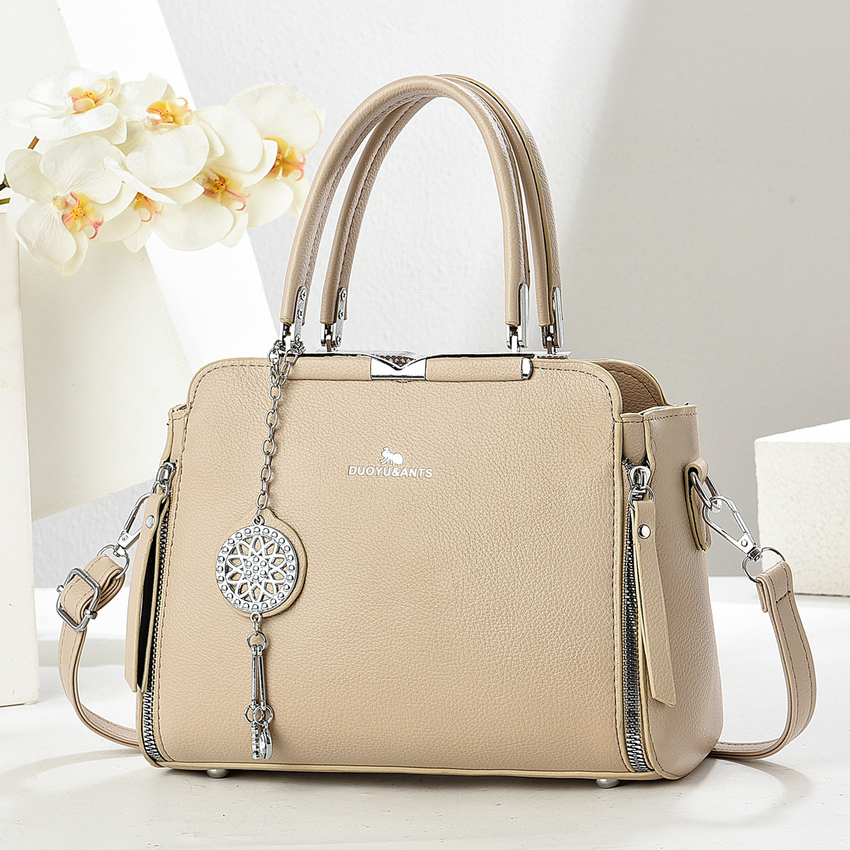 Bolsos bolsos de mujer estilo caliente 2025 fabricante comercio exterior nuevo bolso de mensajero de hombro de verano atmosférico y versátil