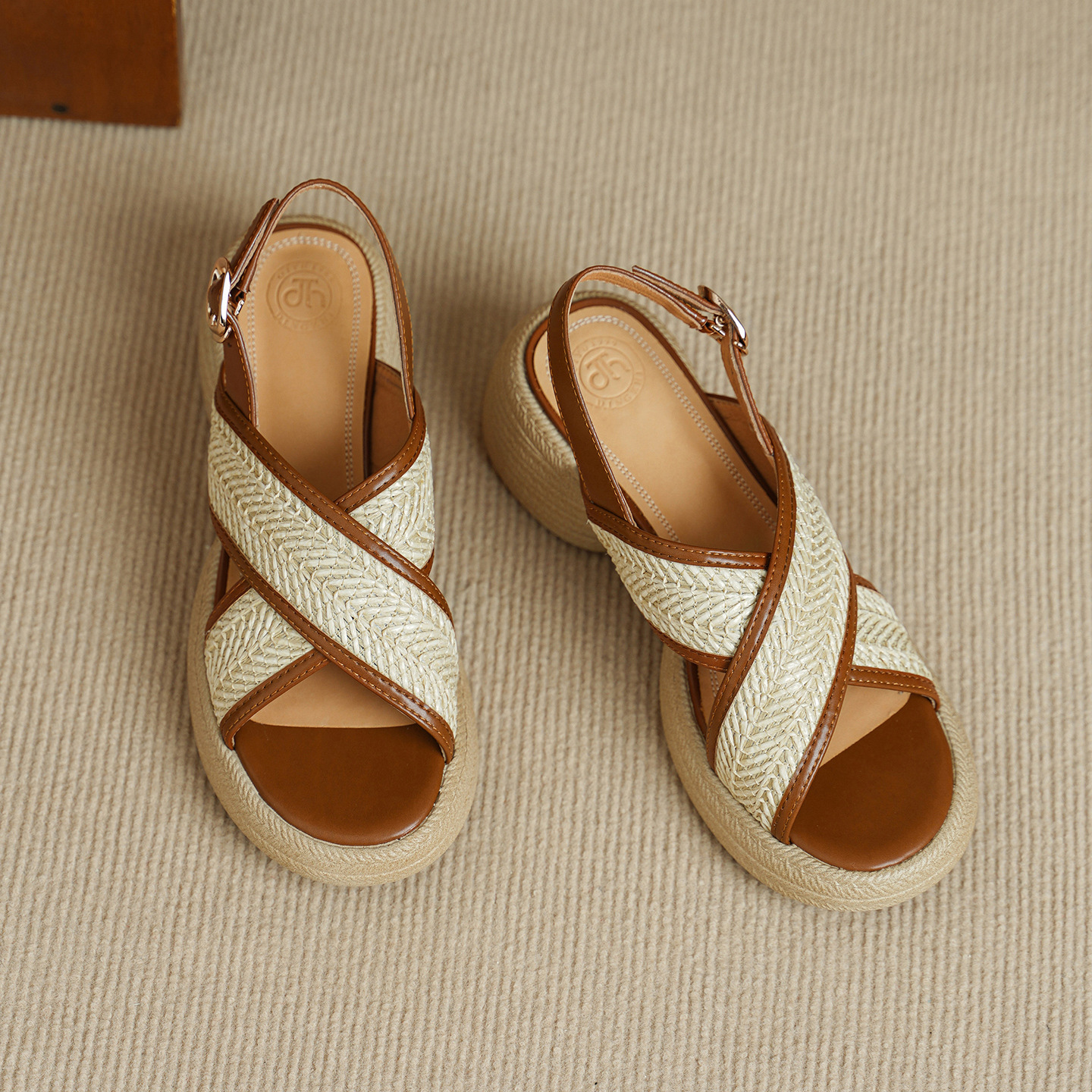 Sandal nữ cao gót mũi hở quai chéo khóa một chữ, đế dày gót thô — Màu nâu nhạt