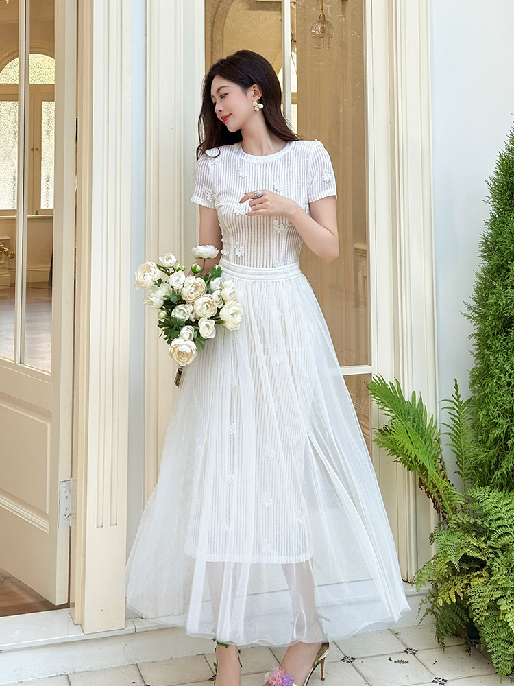 Váy trắng lưới hoa 3D khoét rỗng thiết kế kiểu Pháp — trắng