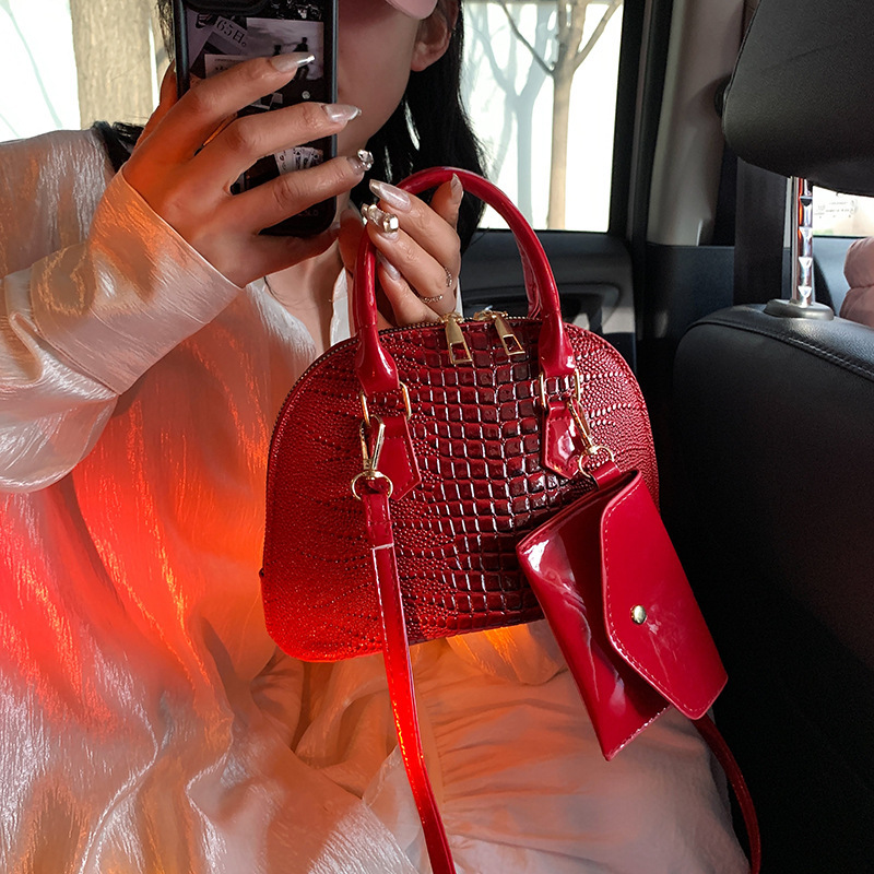 Bolsa de alta calidad textura patrón de cocodrilo bolso de concha mujer 2024 primavera nuevo bolso de mensajero de hombro simple para niño y madre