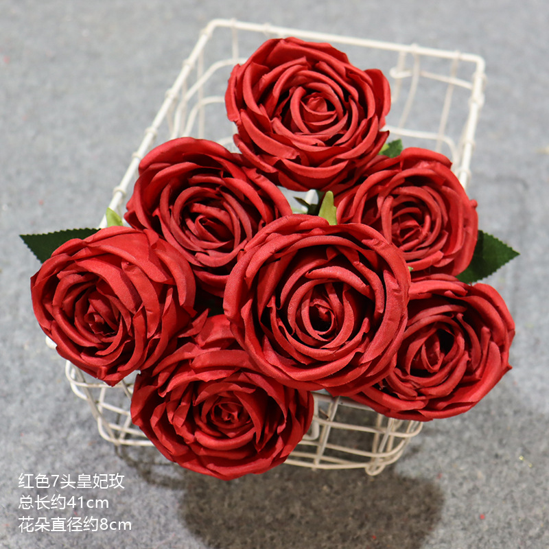 빨간색 7개 머리 공주 장미 한 송이