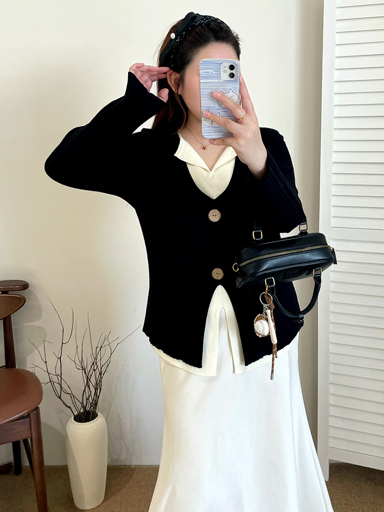 Two V-neck split tops for plus-size women's wear, a stylish sweater for the winter of 2025, and a slim-fit knitted sweater for overweight girls. 23530